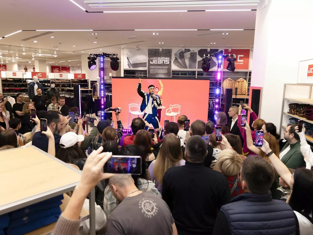 Хабиб выступает перед гостями пространства Just Clothes