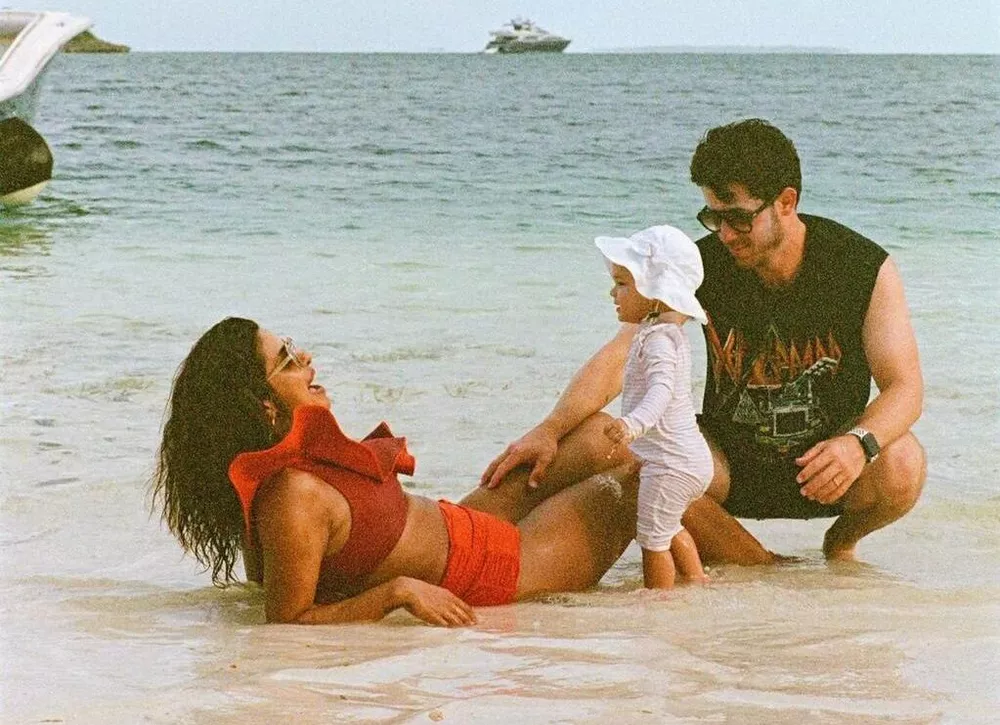 Приянка Чопра позирует в алом бикини на новых снимках с дочкой и мужем Ником Джонасом