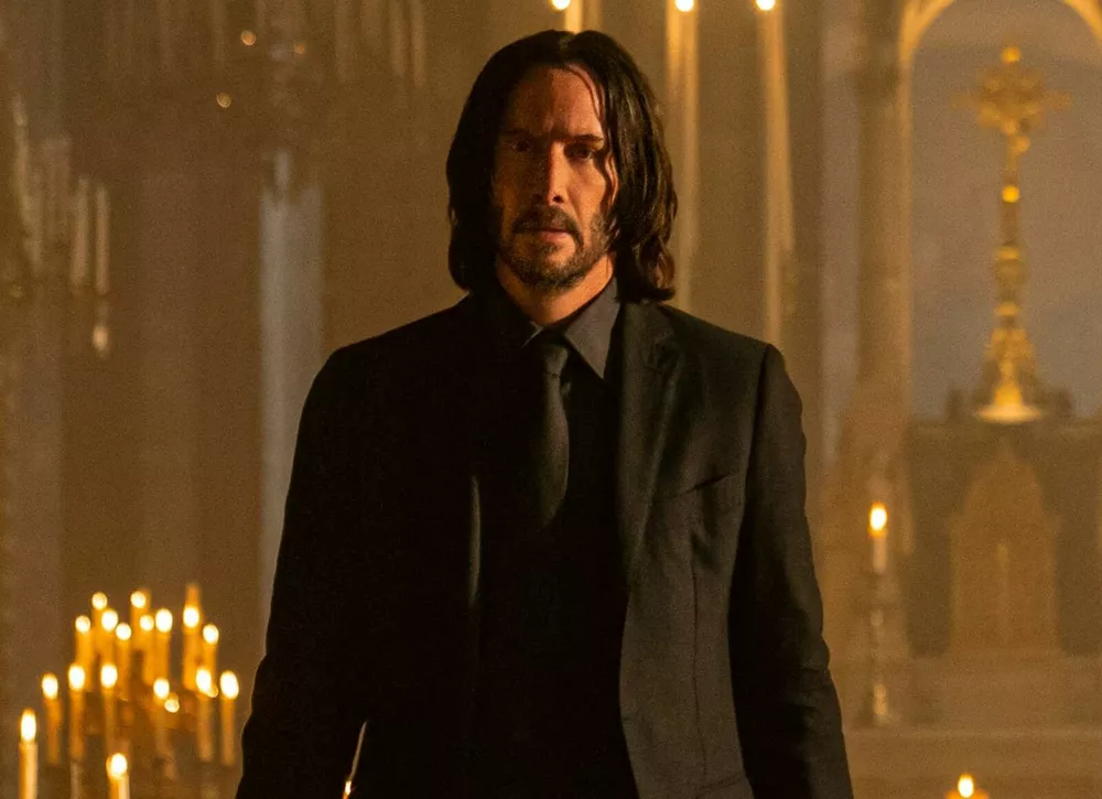 Задумчивый Киану Ривз с обнаженным торсом отдыхает на яхте с сестрой