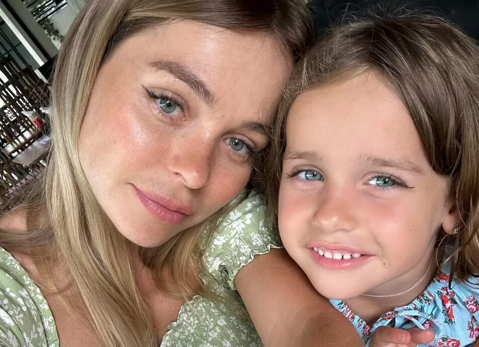 Анна Хилькевич объяснила, почему подарила дочери кнопочный телефон