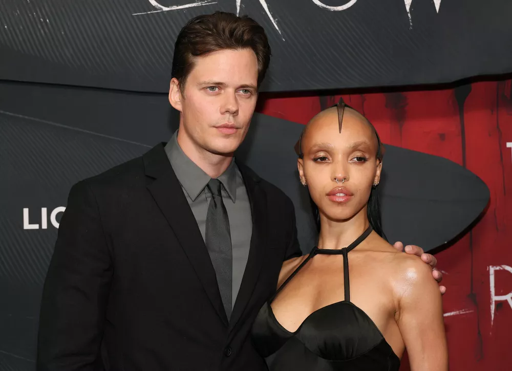 Билл Скарсгард и FKA Twigs в необычных образах на премьере фильма Ворон