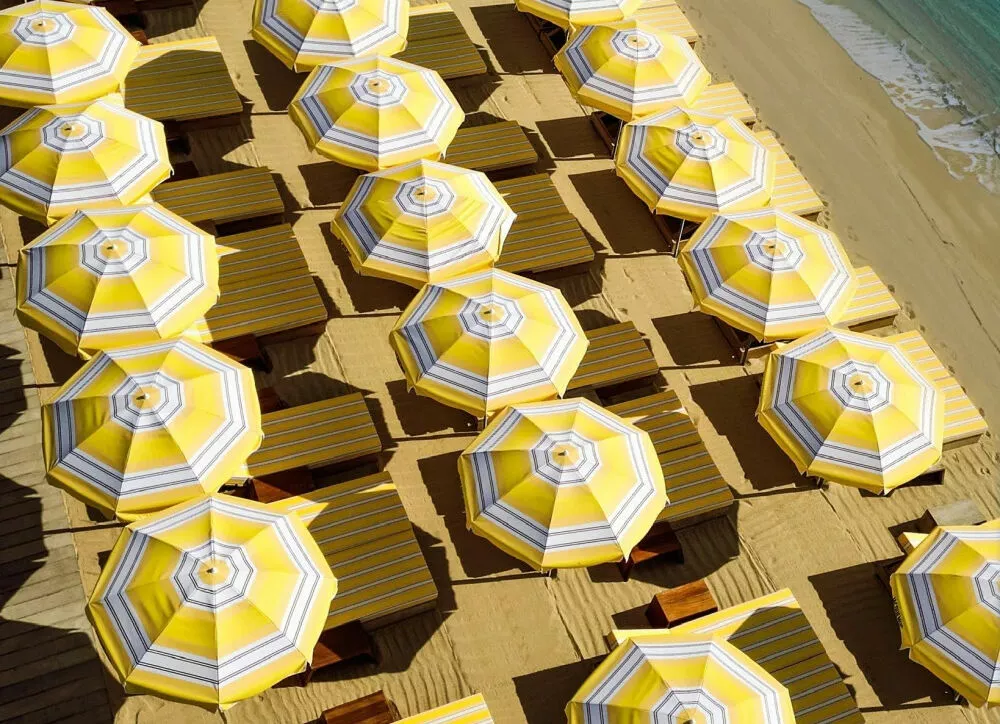 Премиальный отдых: курортные коллаборации этого лета