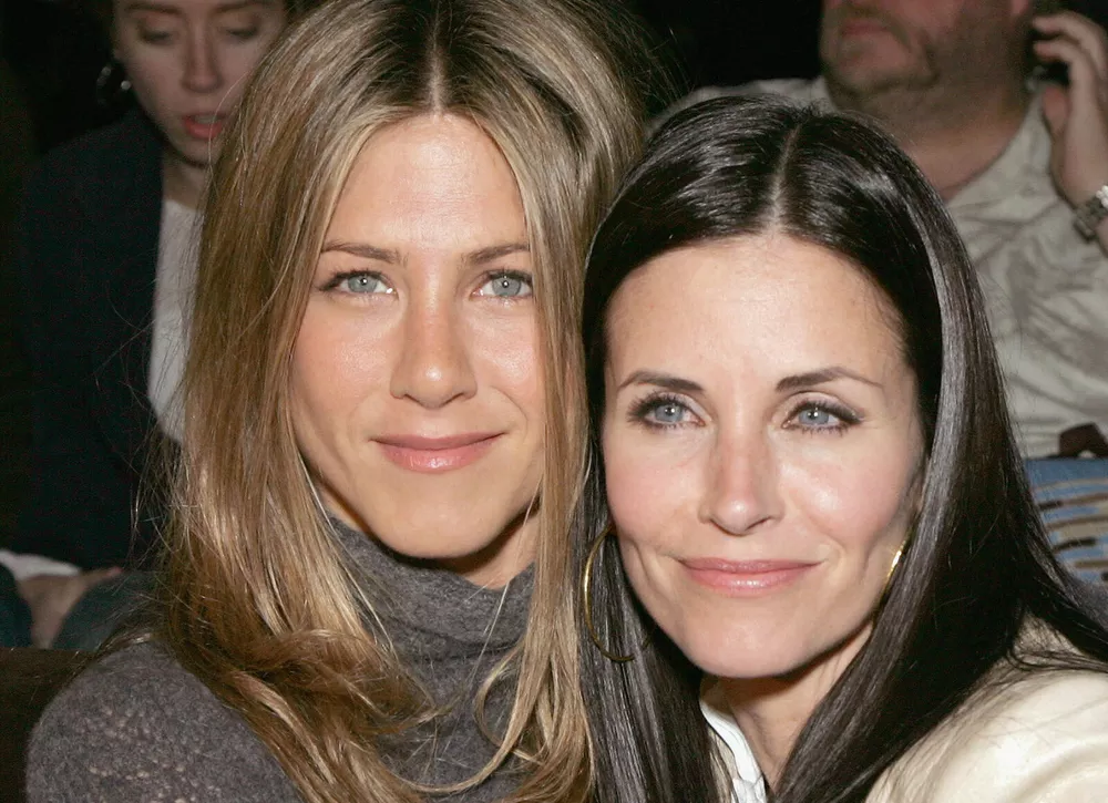 Дженнифер Энистон и Кортни Кокс повторили культовое фото эпохи Друзей