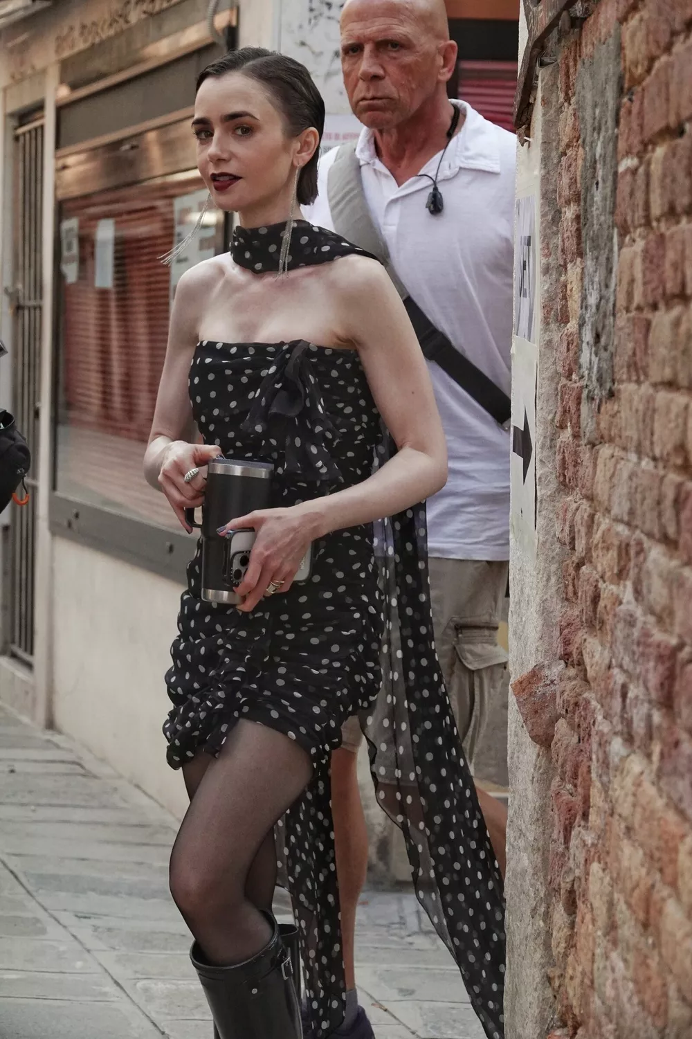 Лили Коллинз