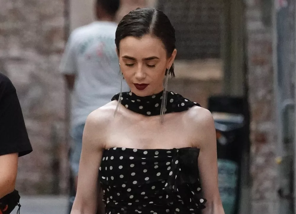 Образ дня: Лили Коллинз в платье в горошек на съемках Эмили в Париже