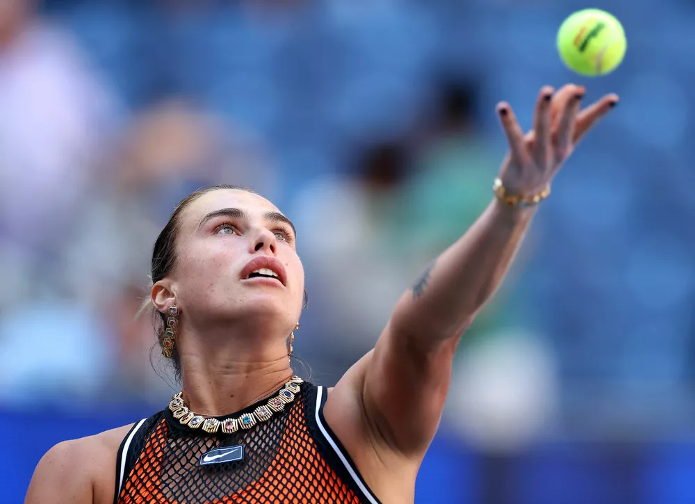 Арина Соболенко вышла на корт в прозрачной форме и роскошном «обвесе»