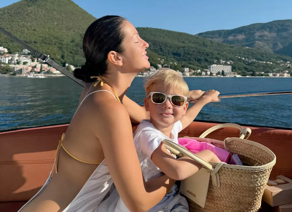 Нюша показала, как отдыхает на море с мамой и двумя детьми