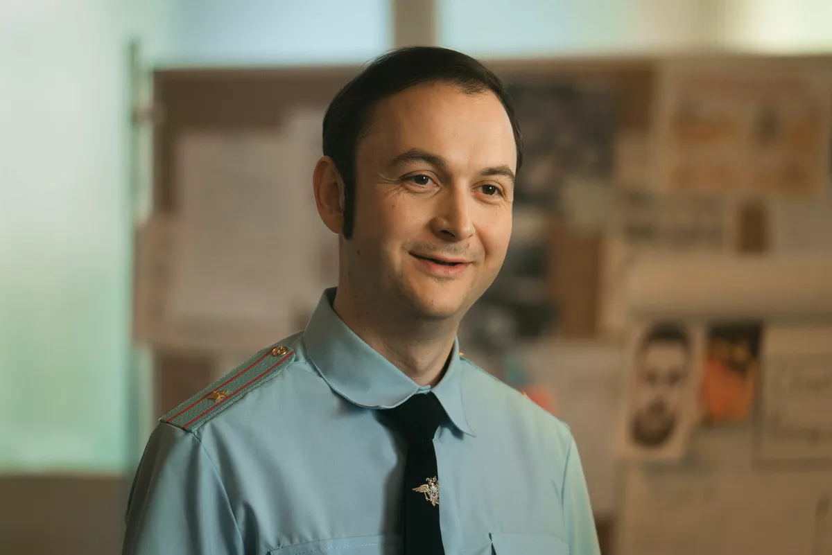 Кадр из комедийного сериала «Малой» (2026)