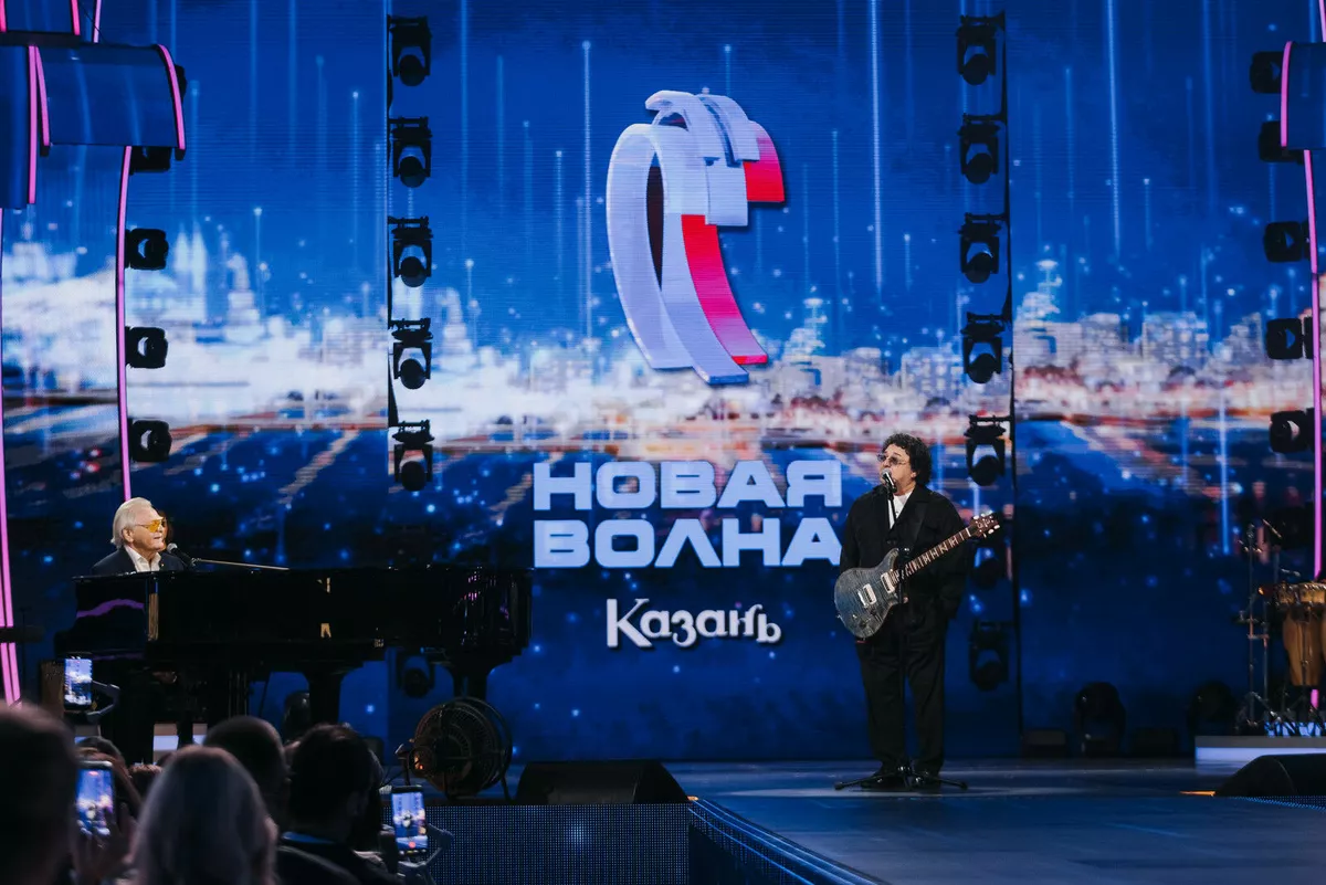 Игорь Саруханов на сцене фестиваля «Новая волна 2026» в Казани