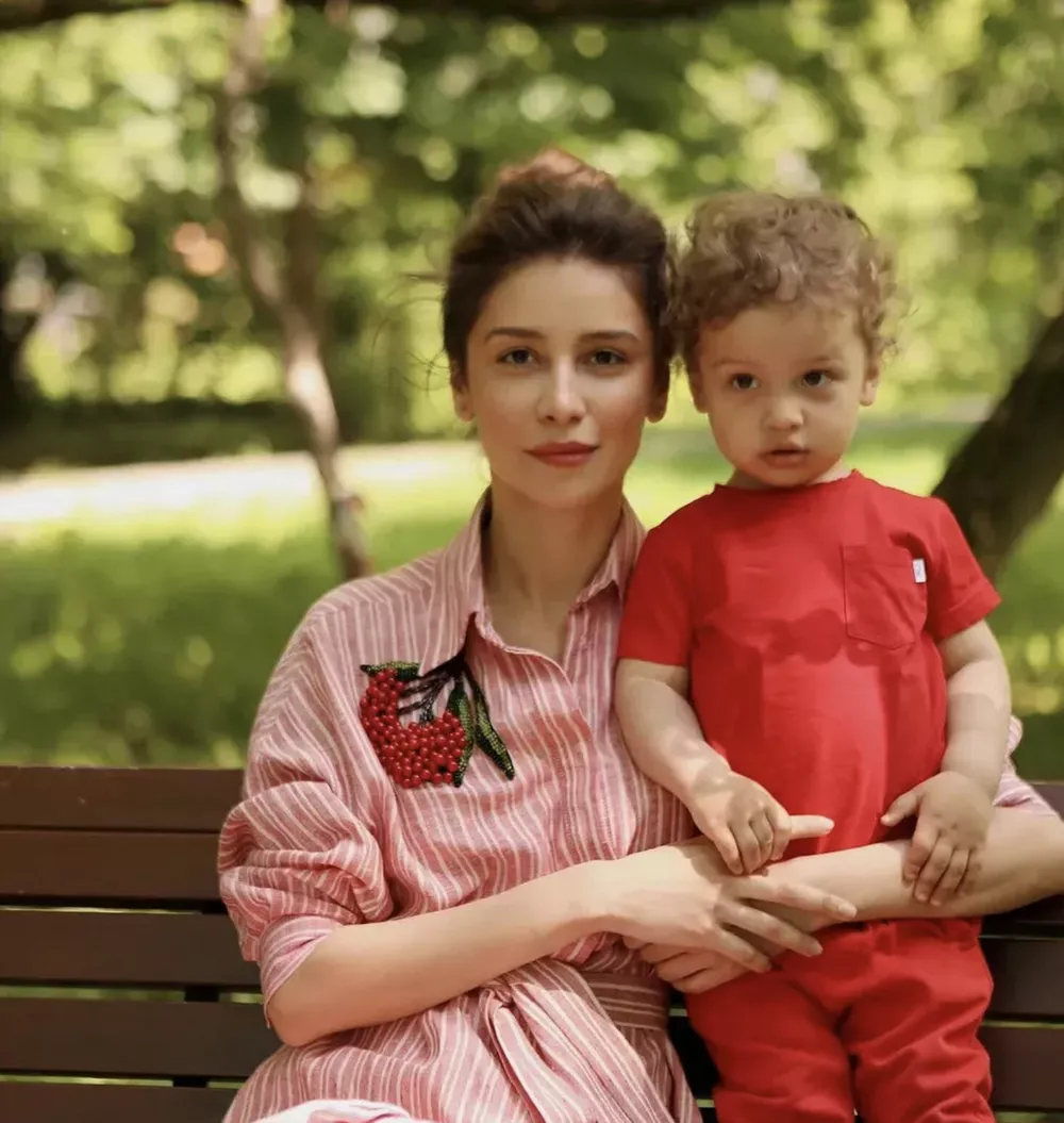 Равшана Куркова с сыном
