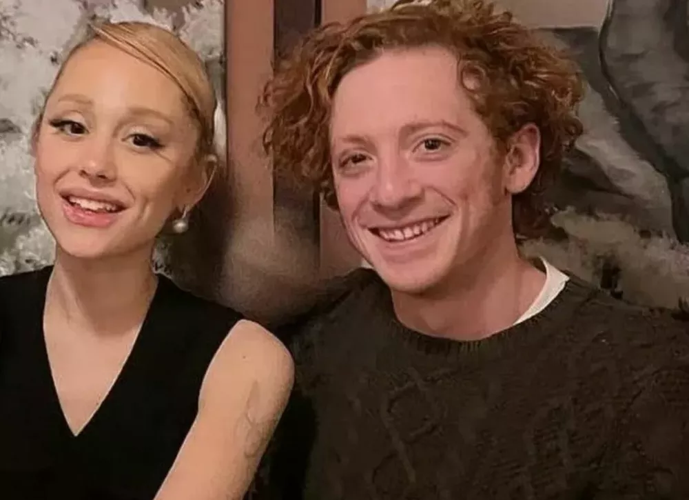 Ариана Гранде продолжает встречаться с актером Итаном Слейтером, который ушел ради нее от жены