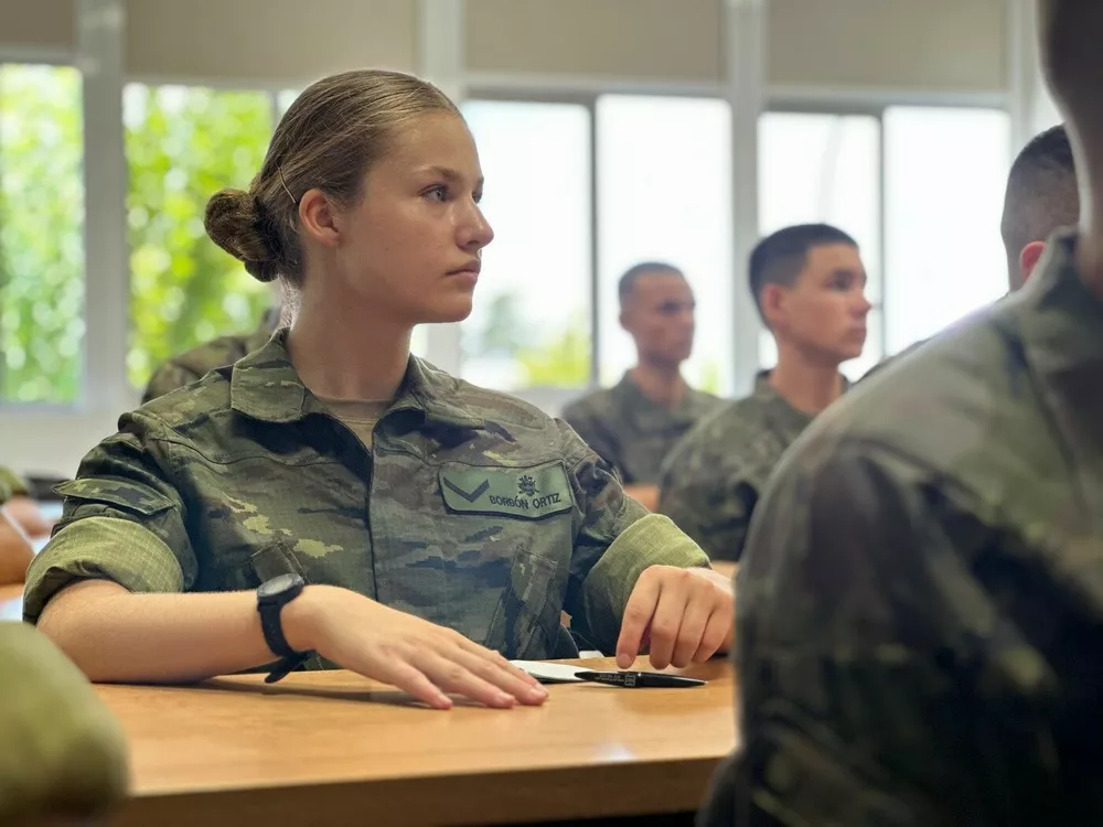 Слушательница общевойсковой академии в Сарагосе Леонор Бурбон Ортис