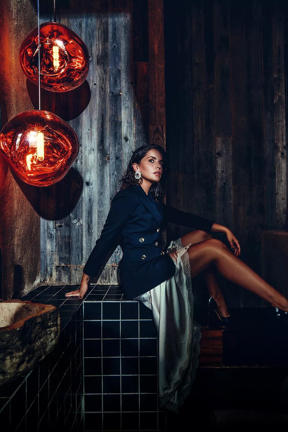 На Лизе: жакет и юбка, Pinko; серьги, Treasure Store; туфли, Principe di Bologna, NO ONE 