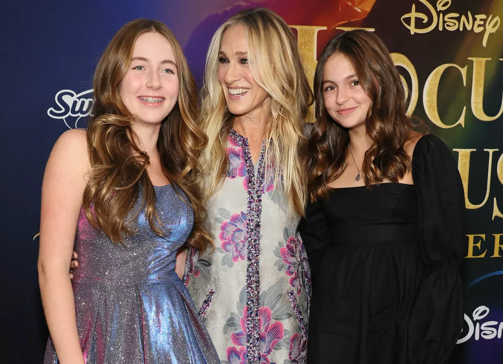 Сара Джессика Паркер наслаждается выходным на пляже вместе с дочерьми — новые фото