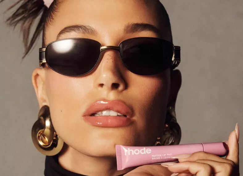 Тинт для губ от Хейли Бибер и не только: дайджест beauty-новостей