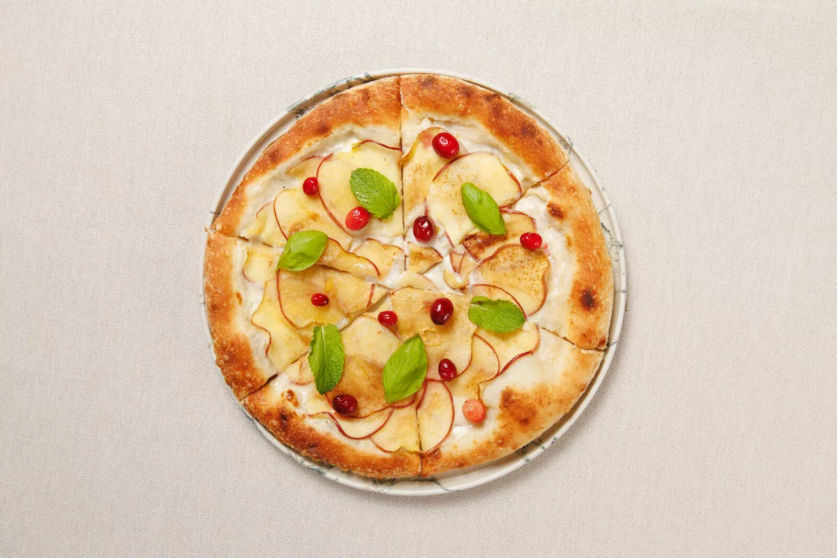 Пицца с яблоками и сливочным сыром в ресторане Dito Italiano (Йошкар-Ола)