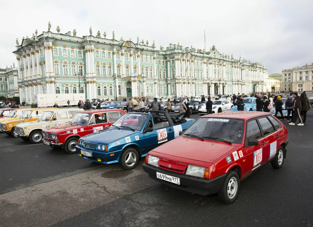  60 экипажей на Дворцовой площади завершили «Петербург. LADA Классик Тур»