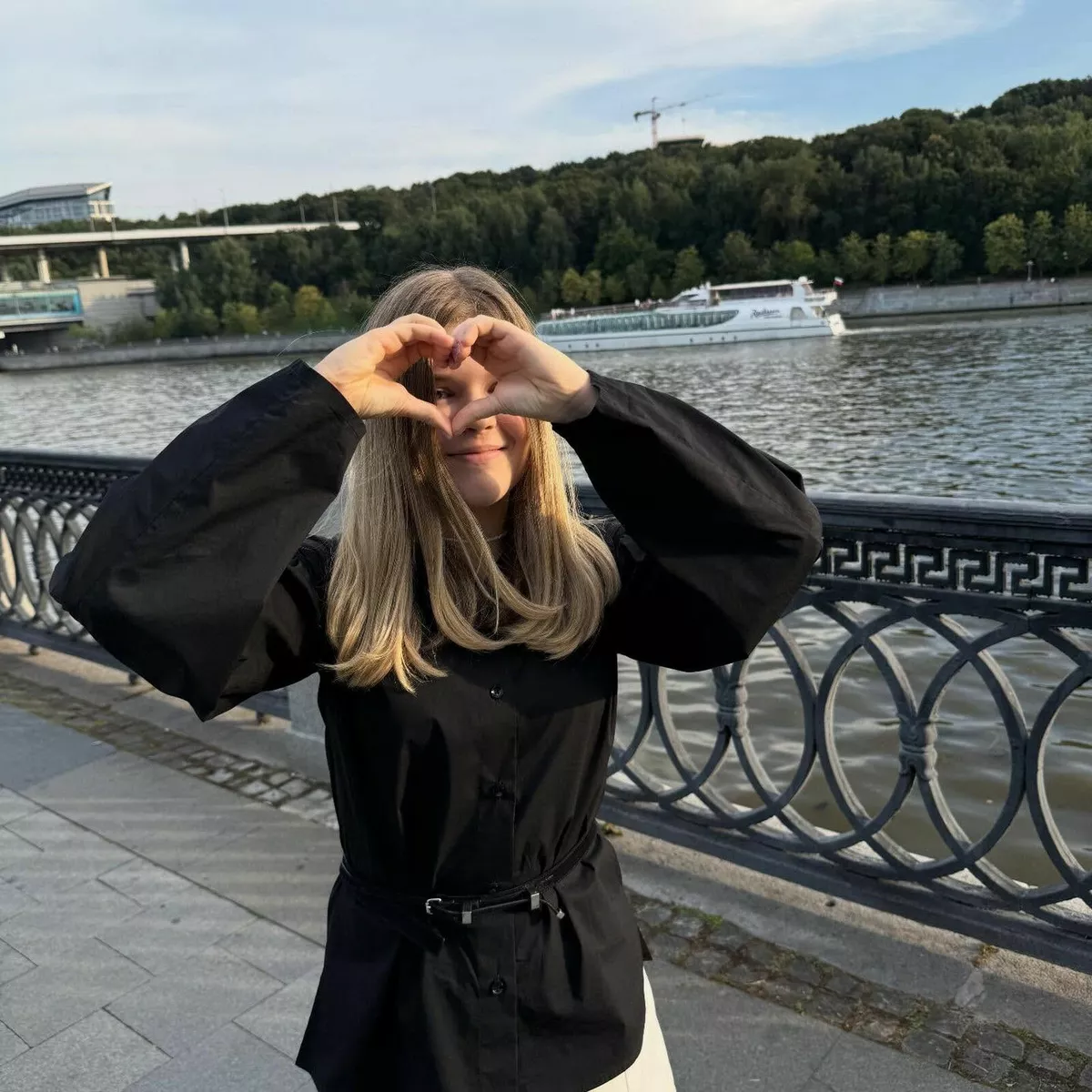 Елена Подкаминская проводила дочерей