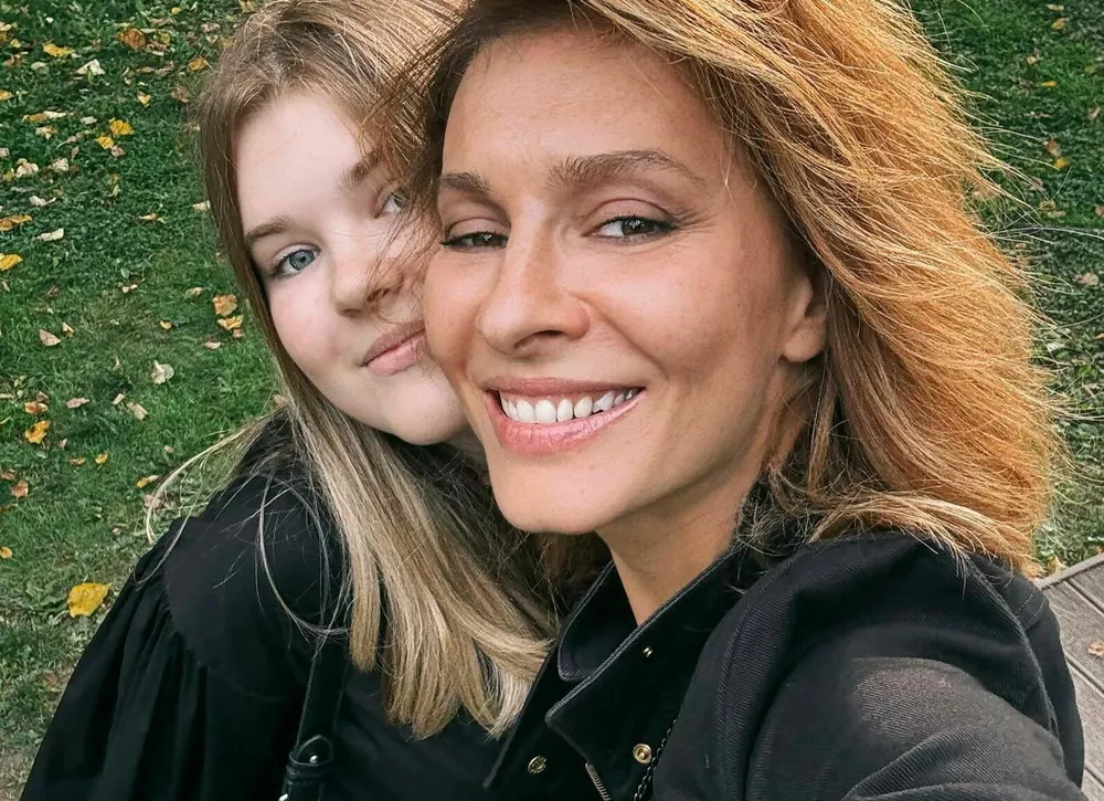 Елена Подкаминская проводила дочерей Полину и Еву в школу