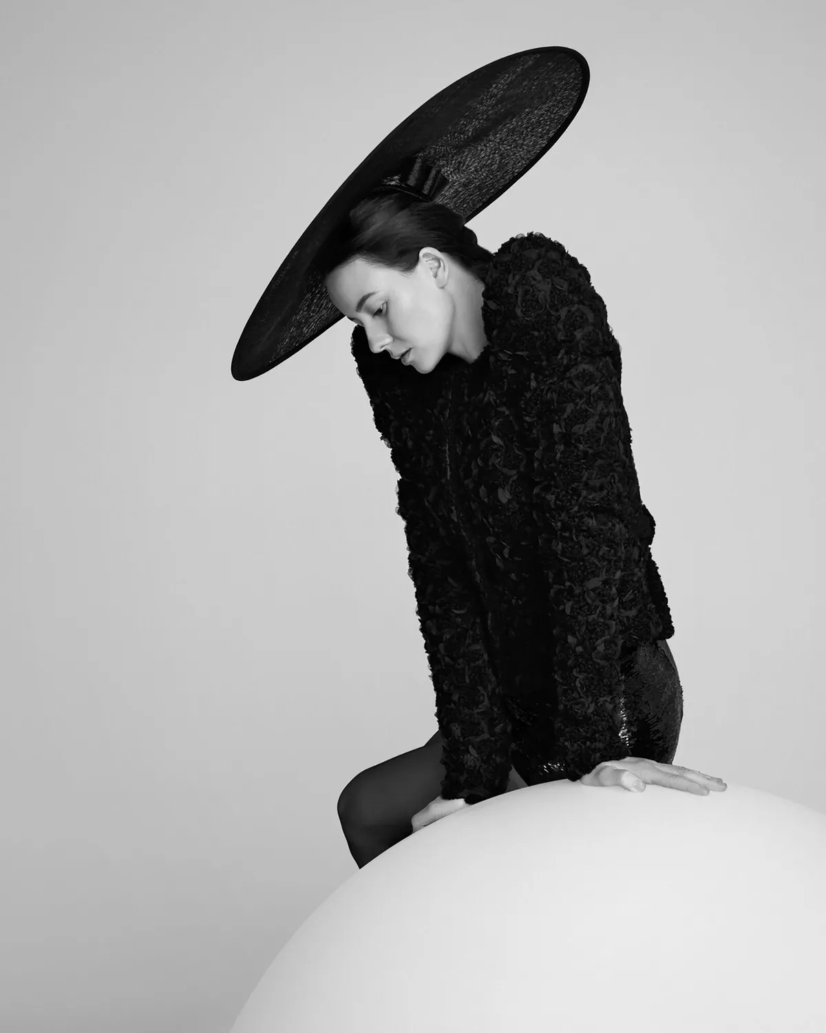 Жакет, Capparel.21est; колготки, Calzedonia; шляпа, Lia Gureeva; туфли, Viva Vox
