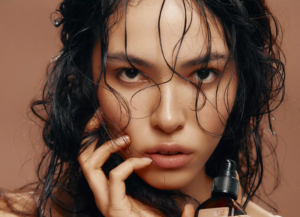 От крема с жидким золотом до парфюма в честь поэзии Руми: дайджест beauty-новостей