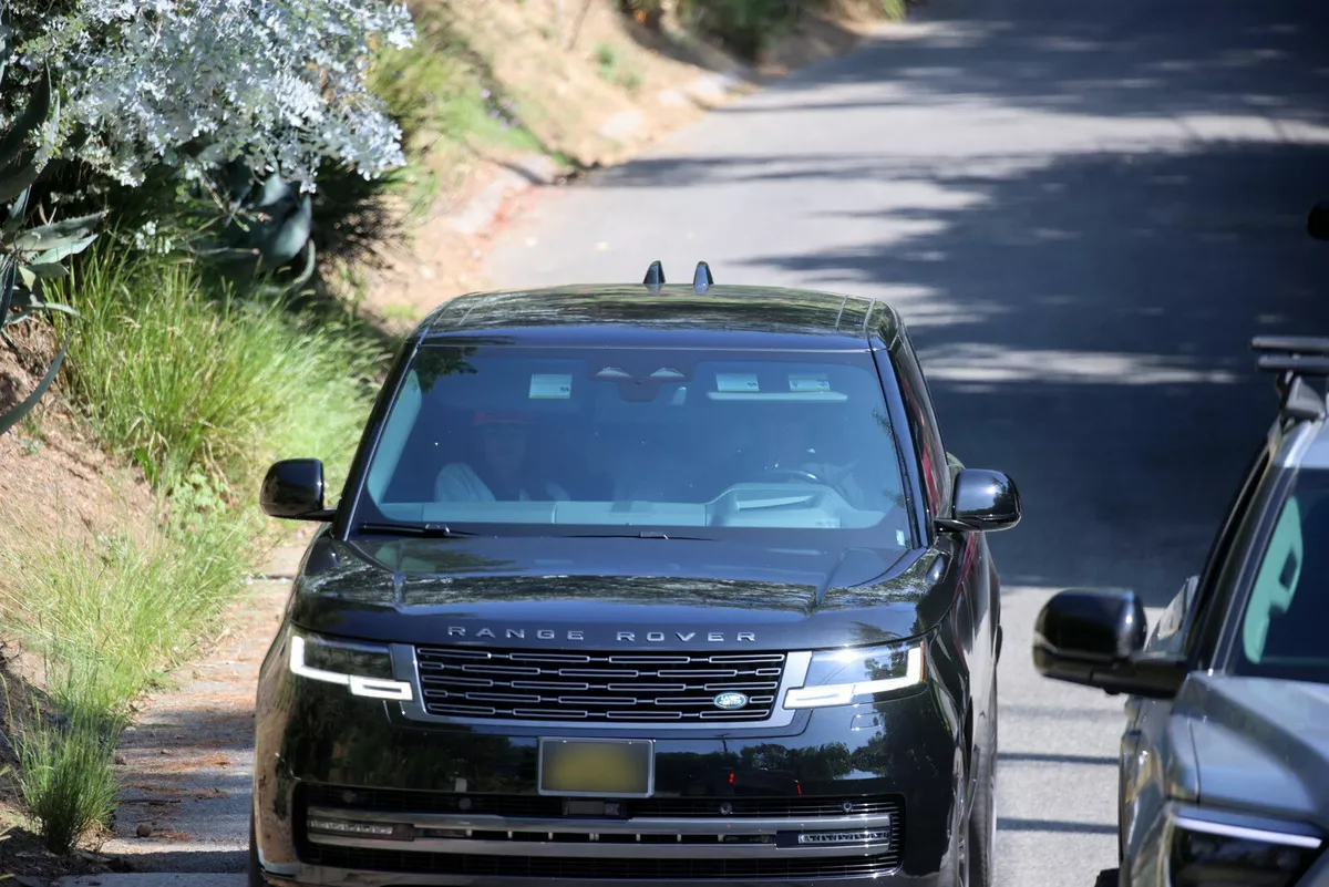 Синди Кроуфорд и Рэнди Гербер в своем Range Rover