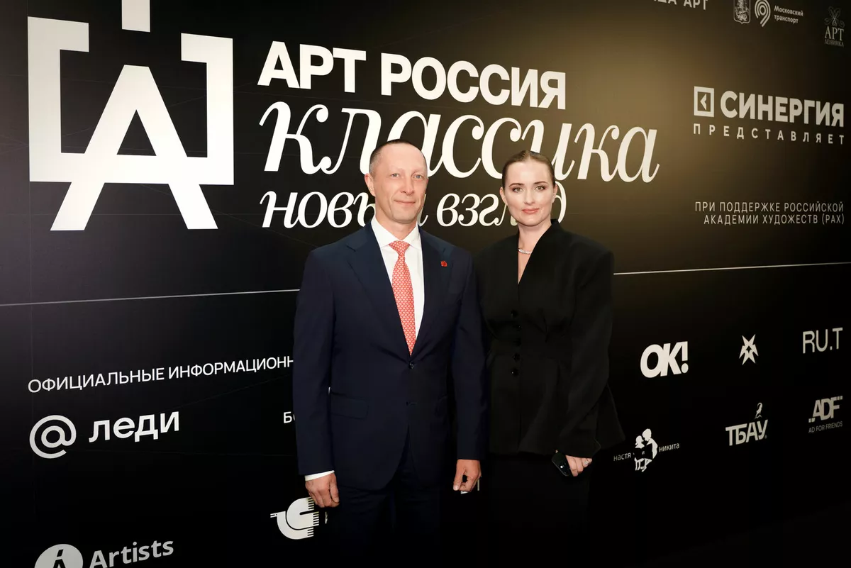Президент Корпорации Синергия Вадим Лобов и искусствовед Елизавета Фролова