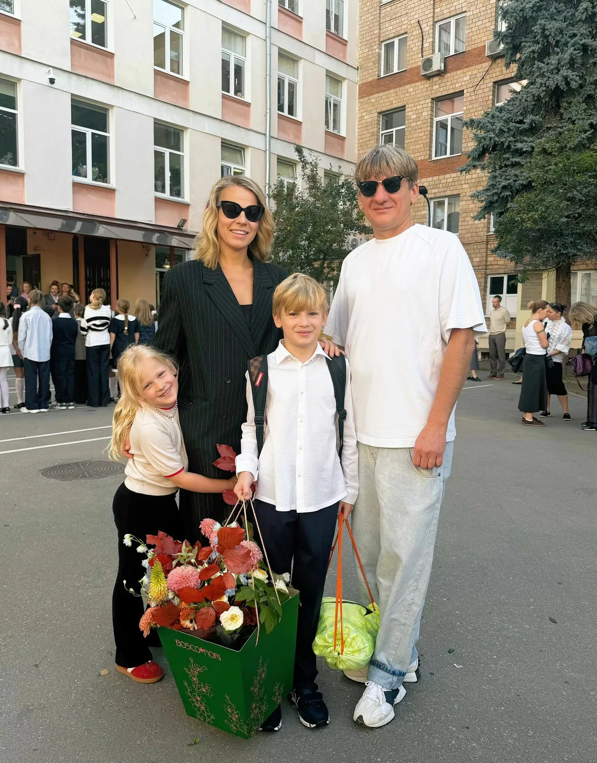 Александра Ребенок и Алексей Вертков с дочкой Верой и сыном Иваном