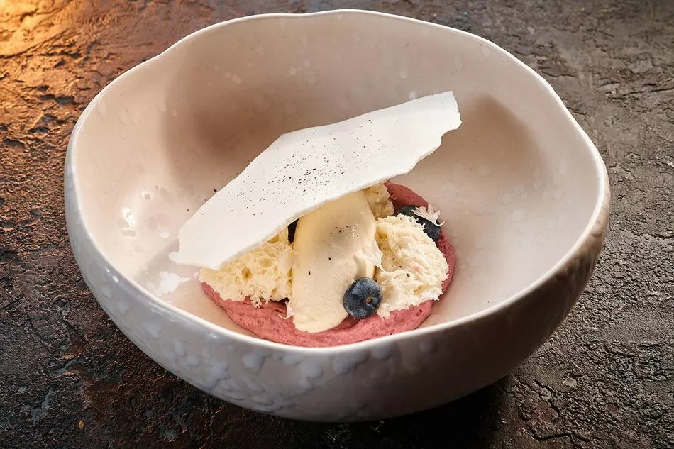 Ежевичный чизкейк с мороженым из лаванды