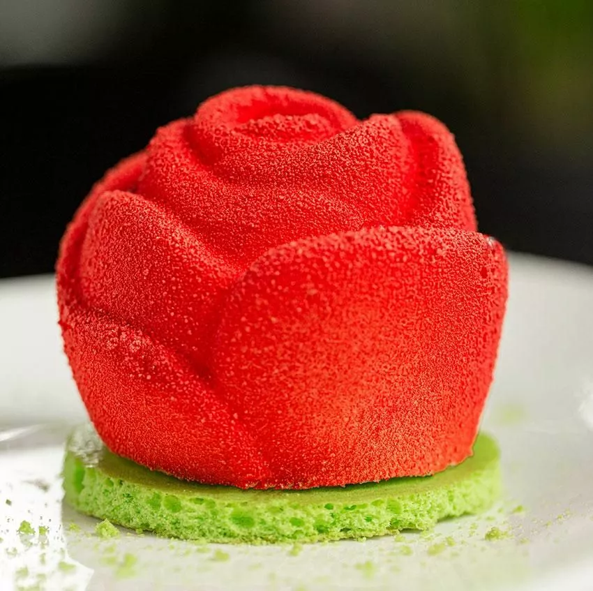 Мусс из личи с начинкой из вишни на ванильном бисквите