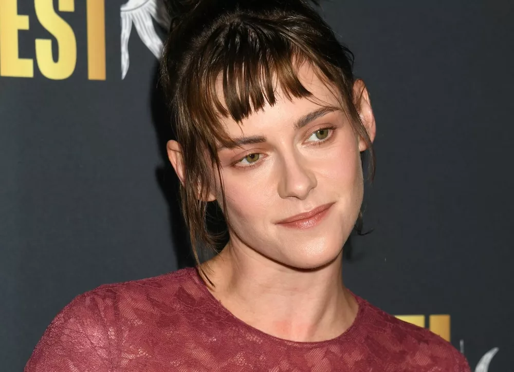 Образ дня: Кристен Стюарт в прозрачных бордовых кружевах