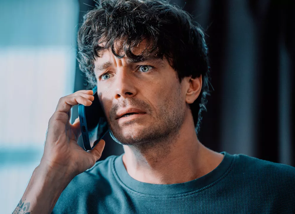 Эксклюзив HELLO!: актёр Максим Матвеев взял интервью у режиссера фильма «Пранкер» Александра Харламова