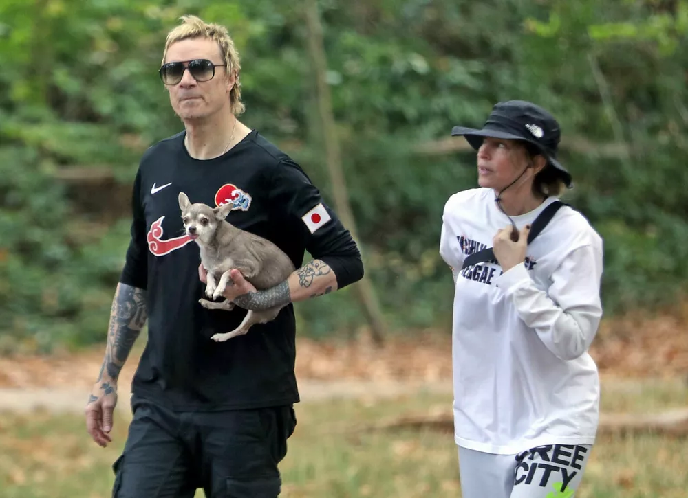 Лидер The Prodigy Лиам Хоулетт с женой Натали Эпплтон попали в объективы папарацци на редком семейном выходе