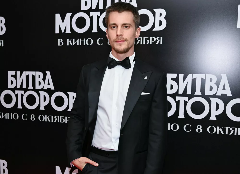 «О них лучше не говорить в интервью»: Иван Янковский о тайнах первой машины, Юре Борисове и семейном счастье