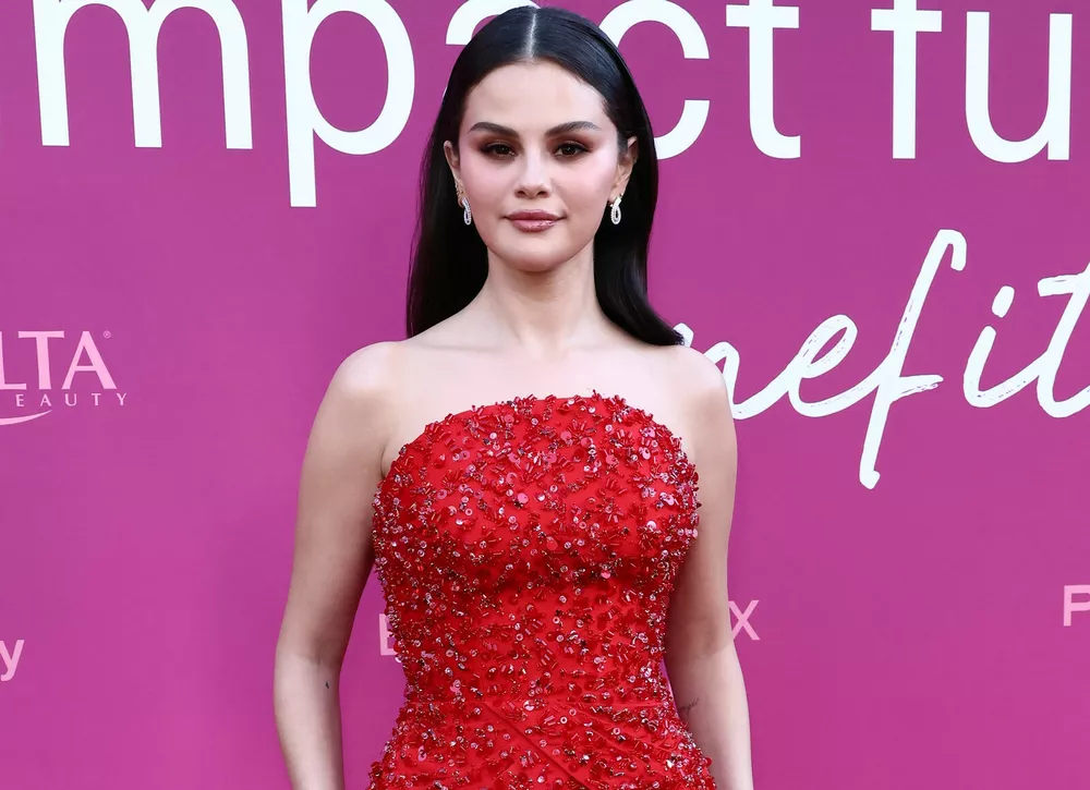 Селена Гомес в «тотальном красном» на благотворительном вечере Rare Impact Fund