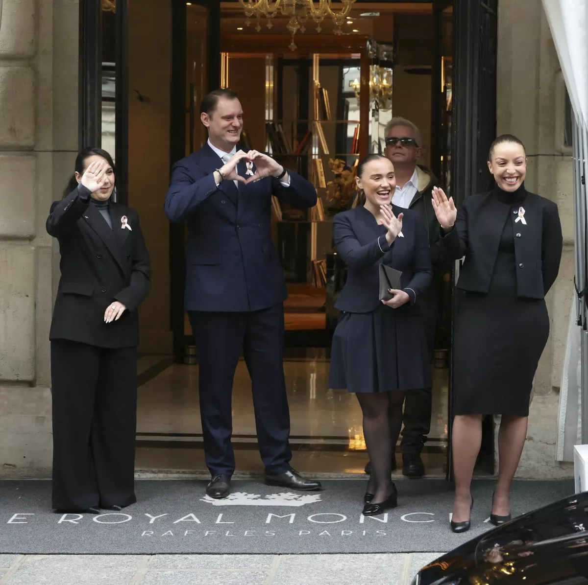 Персонал отеля Le Royal Monceau провожает Селин Дион