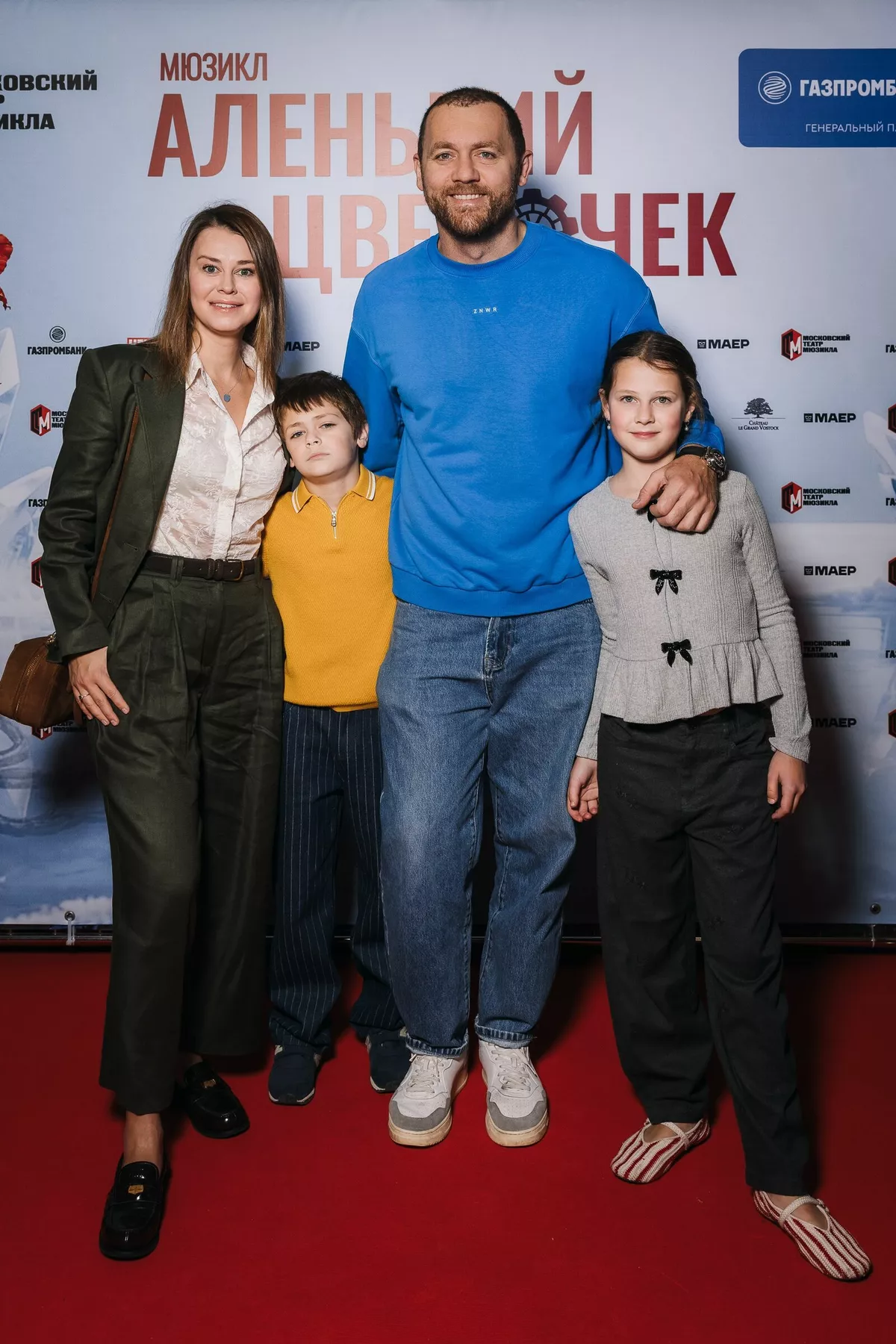 Денис Шведов и Александра Розовская с детьми