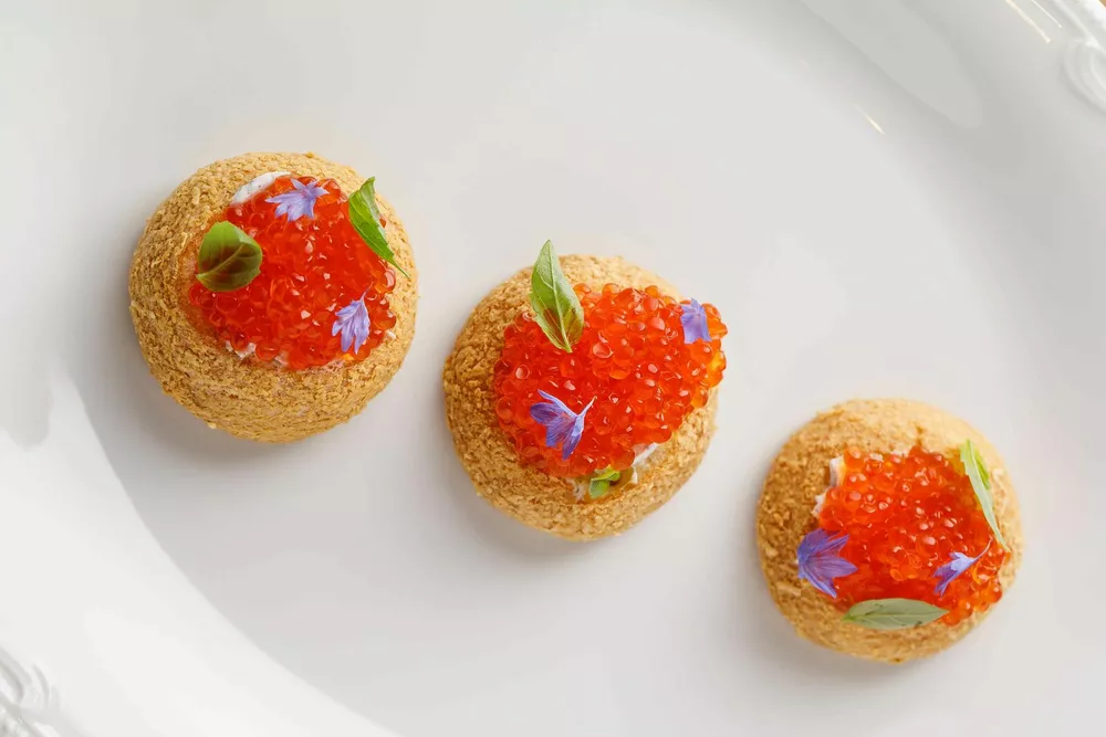 Картофельные шу с икрой лосося и сливочным нори