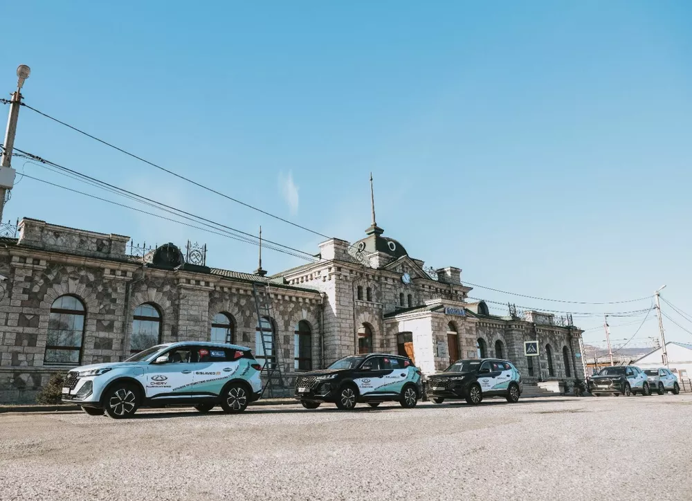 Большое путешествие на гибридах, новые модели в каршеринге, производство электрокроссоверов в России: новости из мира авто