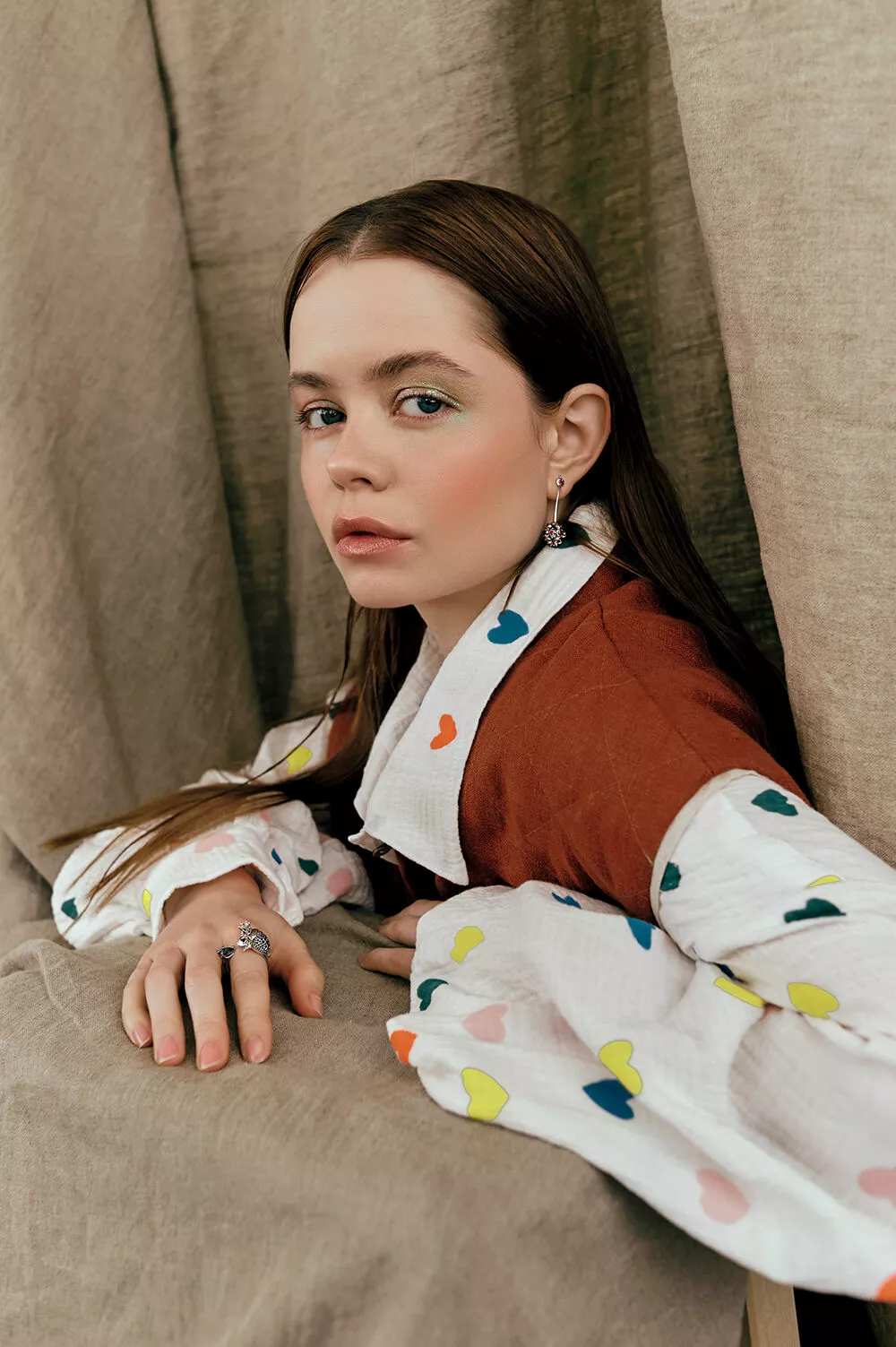 Рубашка, стеганый жилет, Сountry Textile; серьги, кольца, ювелирный дом Roman Nikonov