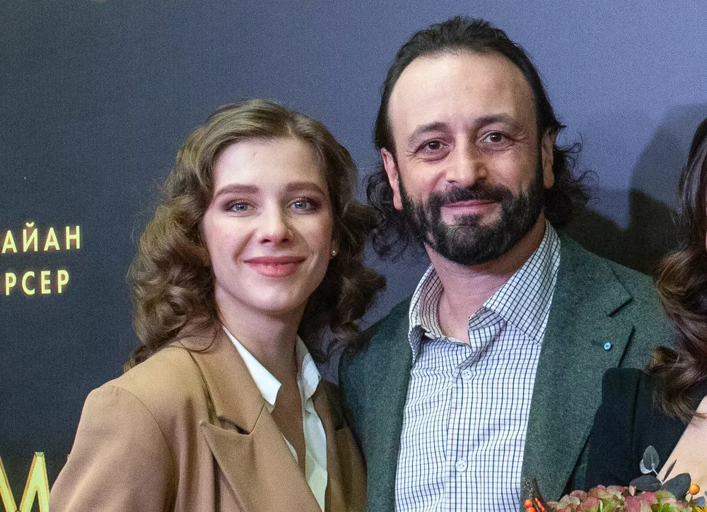 Роман Костомаров, Лиза Арзамасова, Илья Авербух и другие посетили премьеру спортивной биографии Медведева VS Медведева