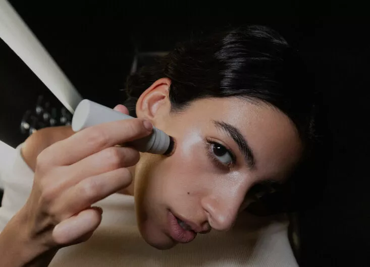 Стики, тинты и ольфакторные сны: дайджест beauty-новостей