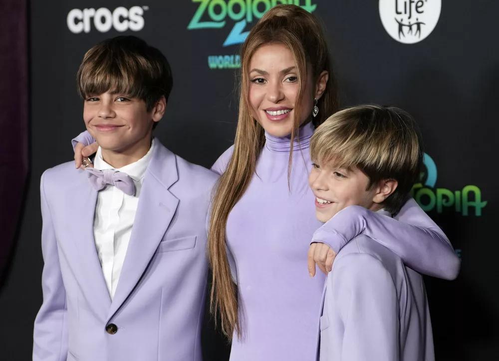 Шакира с сыновьями появились на кинопремьере в одинаковых аутфитах