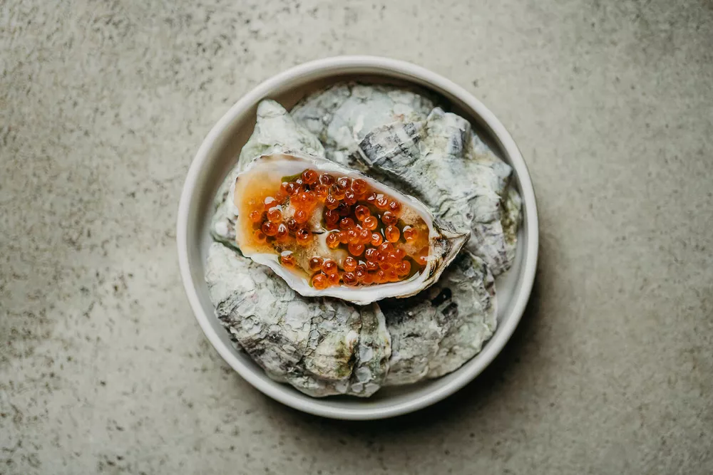 Устрица с красной икрой и хреном