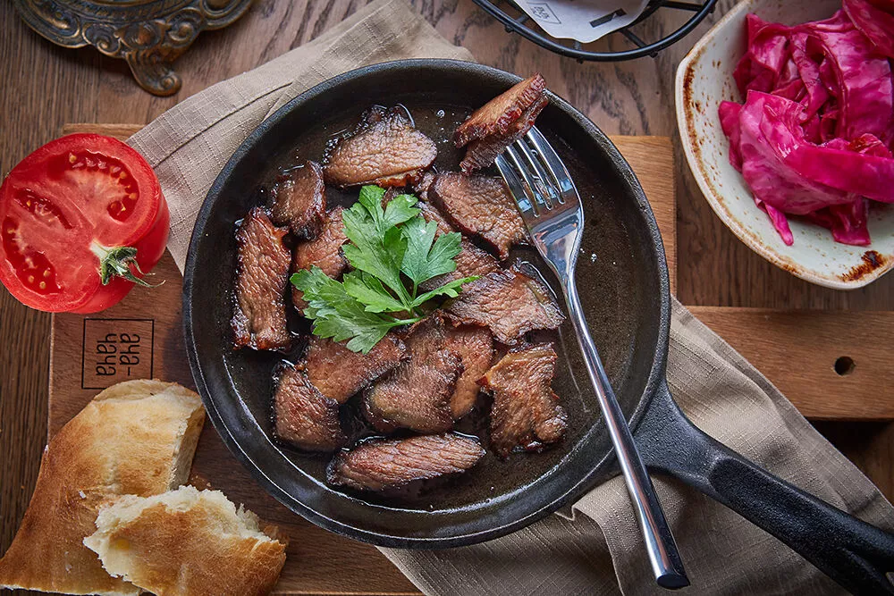 Копченое мясо с гурийской капустой