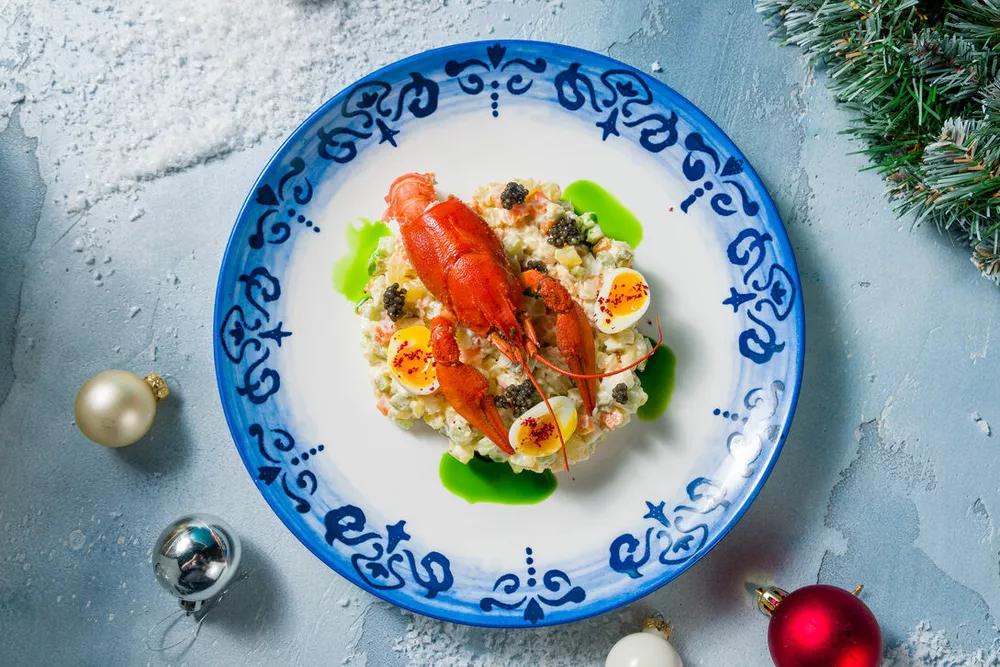 Оливье с раковыми шейками и красной икрой в "Fish Культуре"
