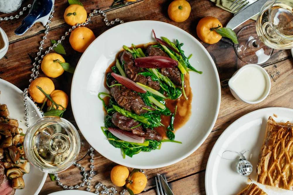 Томленые телячьи щечки в винном соусе в Bambule