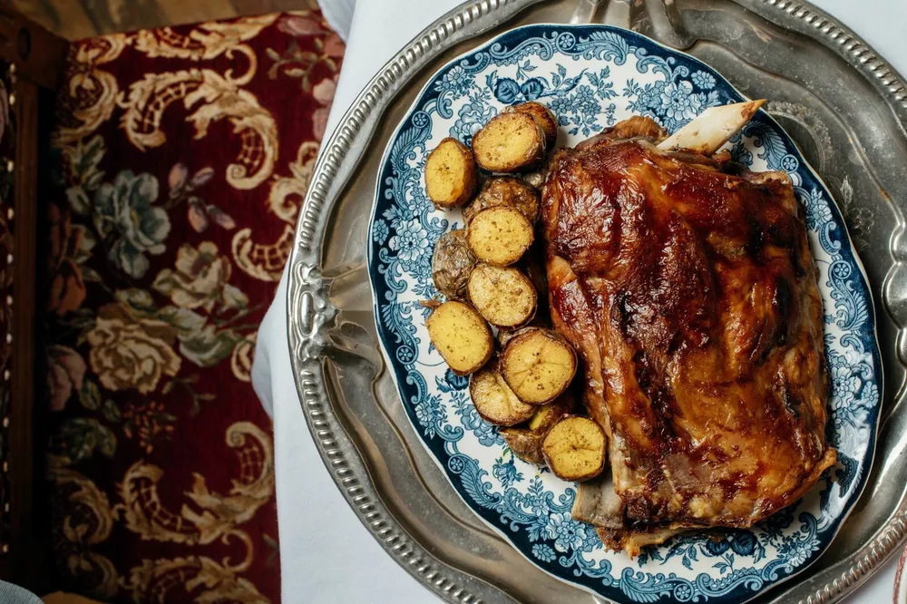 Томленая лопатка в соуcе демиглас с бейби-картофелем в Black Swan