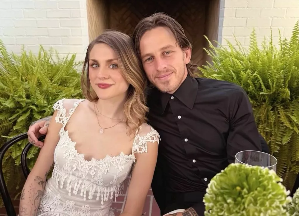 Тони Хоук поделился первым фото со свадьбы своего сына и дочери Курта Кобейна