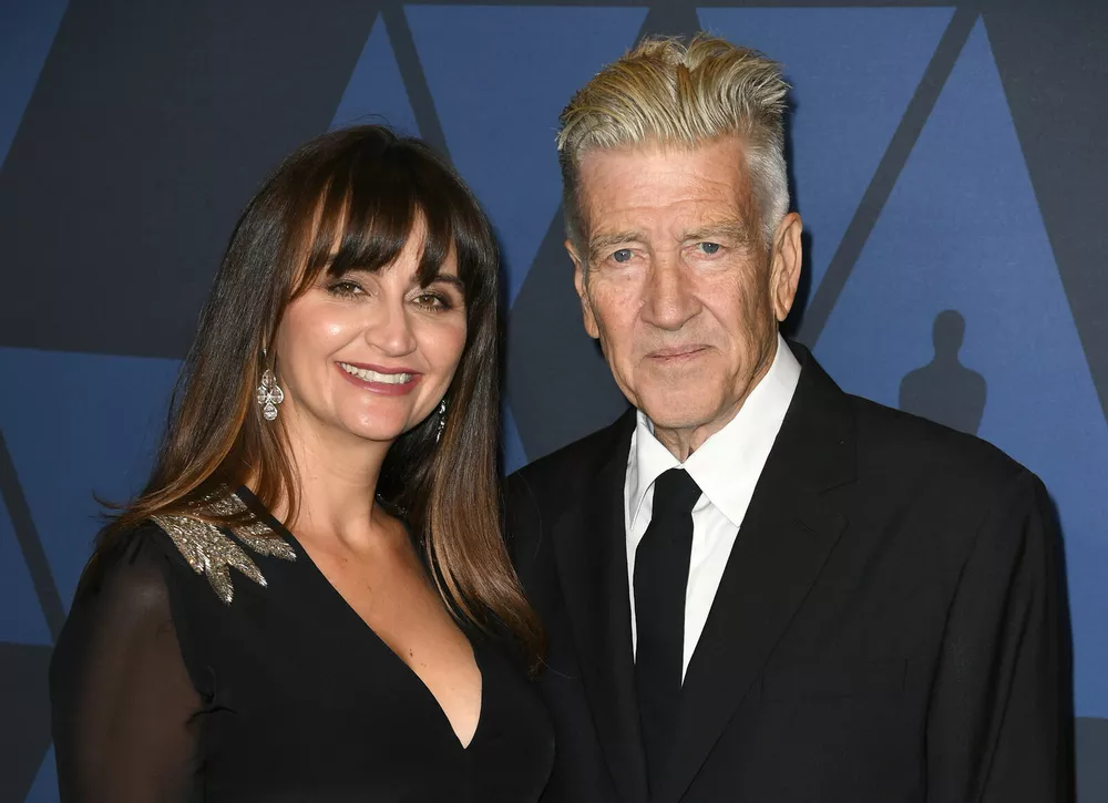 Жена культового режиссера Дэвида Линча подала на развод после 14 лет брака  